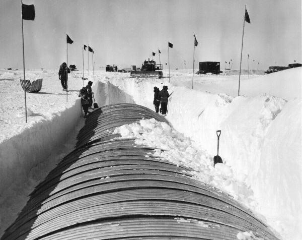 Dự án Ice Worm (sâu băng) được Mỹ bí mật triển khai kể từ cuối những năm 1950. Kế hoạch của Mỹ là xây dựng và duy trì một mạng lưới đường hầm và hầm tên lửa được kết nối bằng hệ thống xe chạy trên đường ray ở đảo Greenland (Đan Mạch).