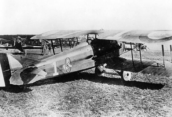 Theo một ghi chép, trong một cuộc đối đầu trên không vào năm 1914, phi công của Anh đã ném trúng khẩu súng ngắn hết đạn về phía phi công Đức.