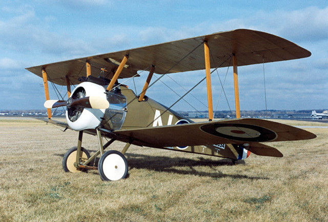 Một số mẫu máy bay ném bom nổi tiếng trong Thế chiến 1 như: Handley Page O/400, DH.5, Sopwith Camel... Sau Chiến tranh thế giới 1, máy bay được các nước tiếp tục phát triển và trở nên phổ biến hơn cũng như được sử dụng đến ngày nay.