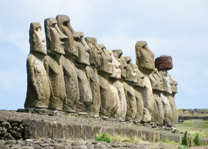Theo các chuyên gia, tượng Moai được người Rapa Nui chạm khắc từ đá từ nguyên khối vào những năm 1250 - 1500. Những bức tượng có kích thước và trọng lượng lớn. Trong đó, một số pho tượng nặng tới 75 tấn.