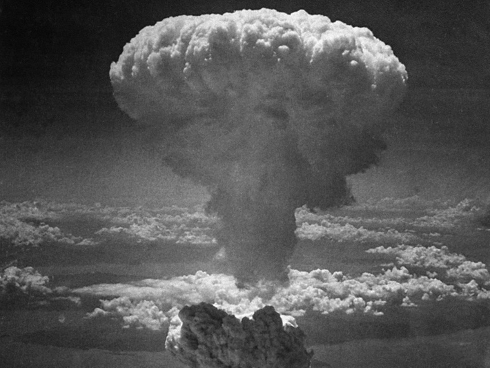 Năm 1945, Mỹ khiến thế giới chấn động khi lần đầu tiên sử dụng vũ khí hạt nhân tại Nhật Bản trong Thế chiến 2. Sức hủy diệt khủng khiếp của bom hạt nhân khiến dư luận bàng hoàng.