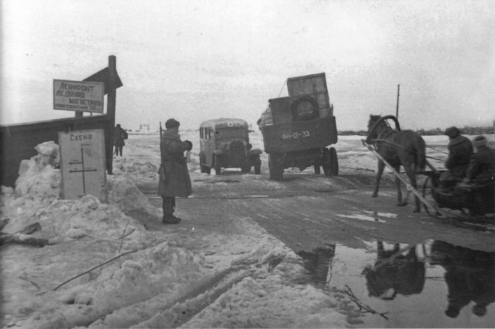 Khoảng 30 thuyền trượt băng của Liên Xô bắt đầu hoạt động vào tháng 11/1941. Những con tuyền này có thể di chuyển với vận tốc lên đến 80 km/giờ. Nhờ đó, các con thuyền có thể vượt qua hồ chỉ trong khoảng 20 - 25 phút.