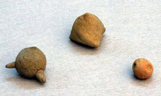 Các hiện vật tìm thấy tại những địa điểm khảo cổ này gồm nhiều viên đá dẹt và quả cầu đất sét có thể là tiền thân của shuriken và makibishi - 2 loại vũ khí nổi tiếng của ninja Nhật Bản sau này.