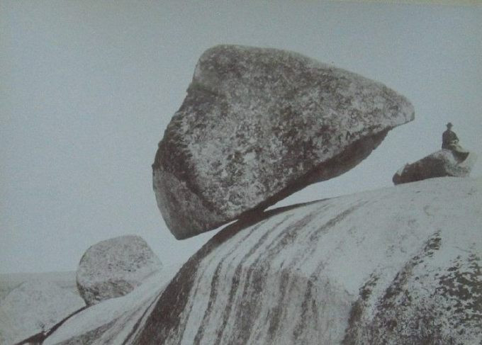 La Piedra Movediza là hòn đá nặng 300 tấn nổi tiếng thế giới. Điều này xuất phát từ việc hòn đá "khủng" này có khả năng tự dịch chuyển.
