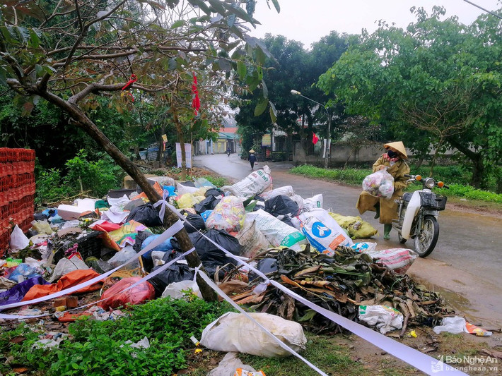 Dọc tuyến Quốc lộ 46 đi qua các huyện Thanh Chương, Nam Đàn, Hưng Nguyên... không khó để nhận thấy những bãi rác khổng lồ xuất hiện sau Tết. Trong ảnh: Người dân xã Thanh Dương, huyện Thanh Chương đưa rác tập kết thành bãi khổng lồ trên tuyến đường làng. Ảnh: Q.A