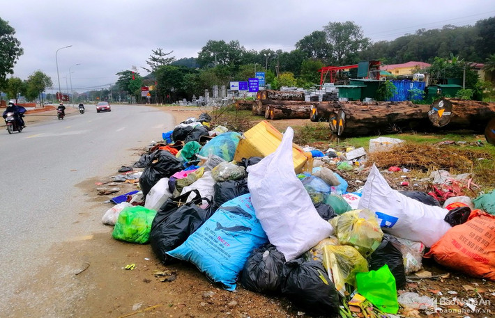 Khu vực gần ngã tư giao nhau giữa Quốc lộ 46 và Quốc lộ 15, thị trấn Nam Đàn cũng xuất hiện bãi tập kết rác tự phát trong ngày 6/2. Theo người dân cho biết, bãi rác này mới xuất hiện sau Tết. Ảnh: Quang An.