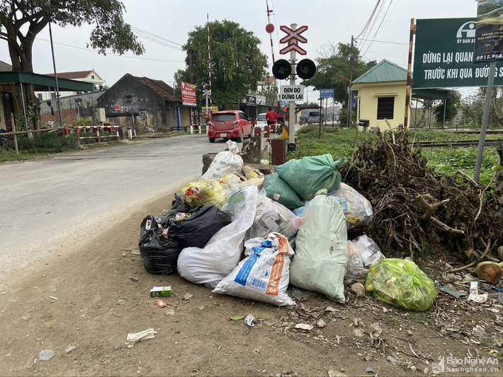 Tại khu vực gần đường tàu xã Diễn Kỷ, huyện Diễn Châu rác thải được tập kết ngổn ngang hai bên đường. Ảnh: Văn Trường