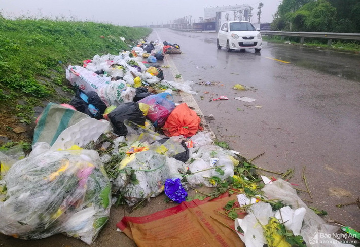 Tuyến đê Tả Lam chạy dọc từ huyện Nam Đàn, Hưng Nguyên cũng tràn ngập rác thải sau Tết, đặc biệt là tại khu vực đường rẽ vào đền Ông Hoàng Mười, huyện Hưng Nguyên... Ảnh: Quang An