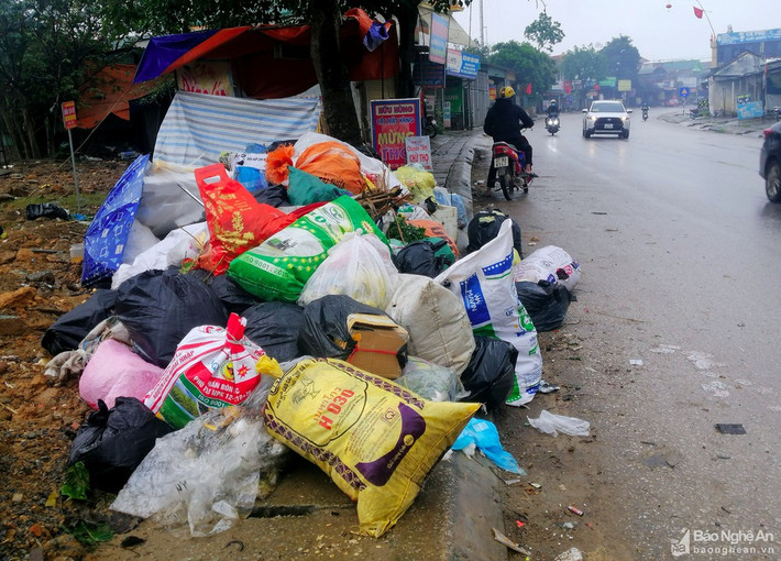 Trên tuyến Quốc lộ 46, đoạn qua chợ Cồn, huyện Thanh Chương cũng xuất hiện bãi rác tự phát lớn sau Tết tuy nhiên không được thu gom kịp thời. Ảnh: Quang An