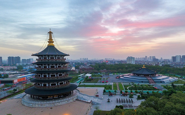 Kinh đô Lạc Dương và Trường An là nơi chứng kiến sự hưng vong của nhiều triều đại. Hai địa điểm này được chọn làm kinh đô của nhiều triều đại được các chuyên gia phong thủy cho rằng liên quan đến yếu tố long mạch.
