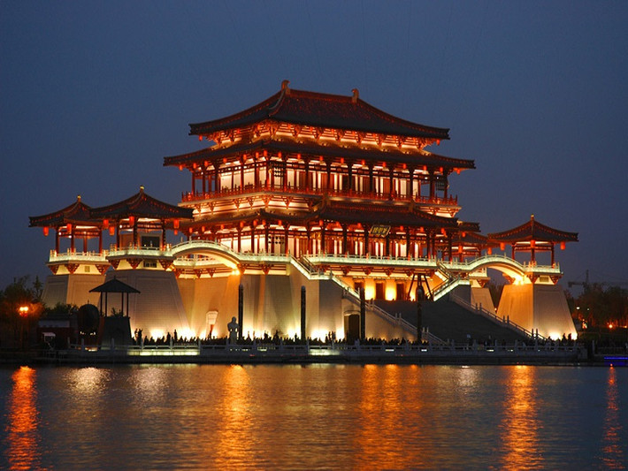 Tương tự như Lạc Dương, Trường An (tên hiện nay là Tây An) là kinh đô của 11 triều đại phong kiến Trung Quốc trong hơn 1.100 năm lịch sử. Những triều đại như: Tây Chu, Tây Hán, Tân, Tây Tấn, Tiền Triệu, Tiền Tần, Hậu Tần, Tây Ngụy... từng đóng đô ở Trường An.