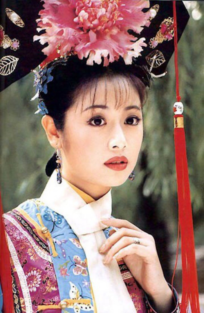 Vào năm 1997, Hoàn Châu cách cách - bộ phim truyền hình chuyển thể từ tiểu thuyết cùng tên của nữ sĩ Quỳnh Dao trở thành một trong những tác phẩm "làm mưa làm gió" suốt nhiều năm. Trong số các nhân vật, nhiều khán giả yêu thích, quý mến nàng Hạ Tử Vy thông minh, xinh đẹp và có chuyện tình lãng mạn với Phúc Nhĩ Khang.