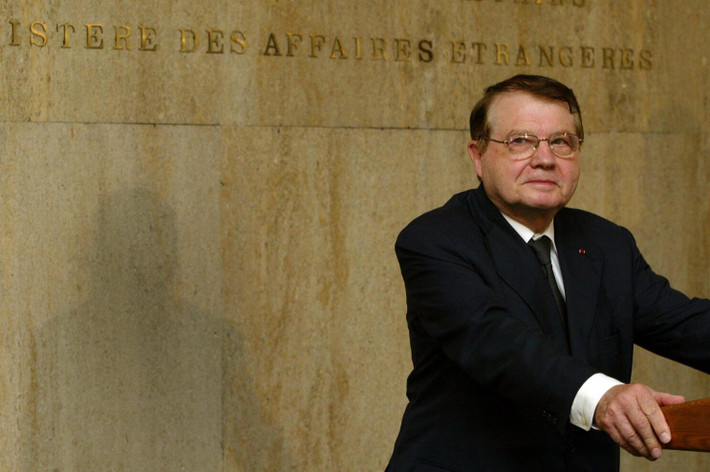 Nhà khoa học người Pháp Luc Montagnier được nhiều người biết đến khi cùng với Francoise Barre-Sinoussi được trao nửa giải Nobel y học năm 2008 vì vai trò của họ trong việc phát hiện virus HIV. Nửa giải thưởng Nobel còn lại được trao cho nhà nghiên cứu ung thư người Đức Harald zur Hausen.