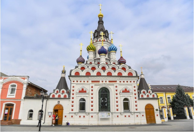 2. Nhà thờ xoa dịu nỗi buồn của tôi ở Saratov: Nhà thờ này được dành riêng cho biểu tượng Mẹ Thiên Chúa, "Làm dịu nỗi buồn của tôi" và được xây dựng vào năm 1904-1906.
