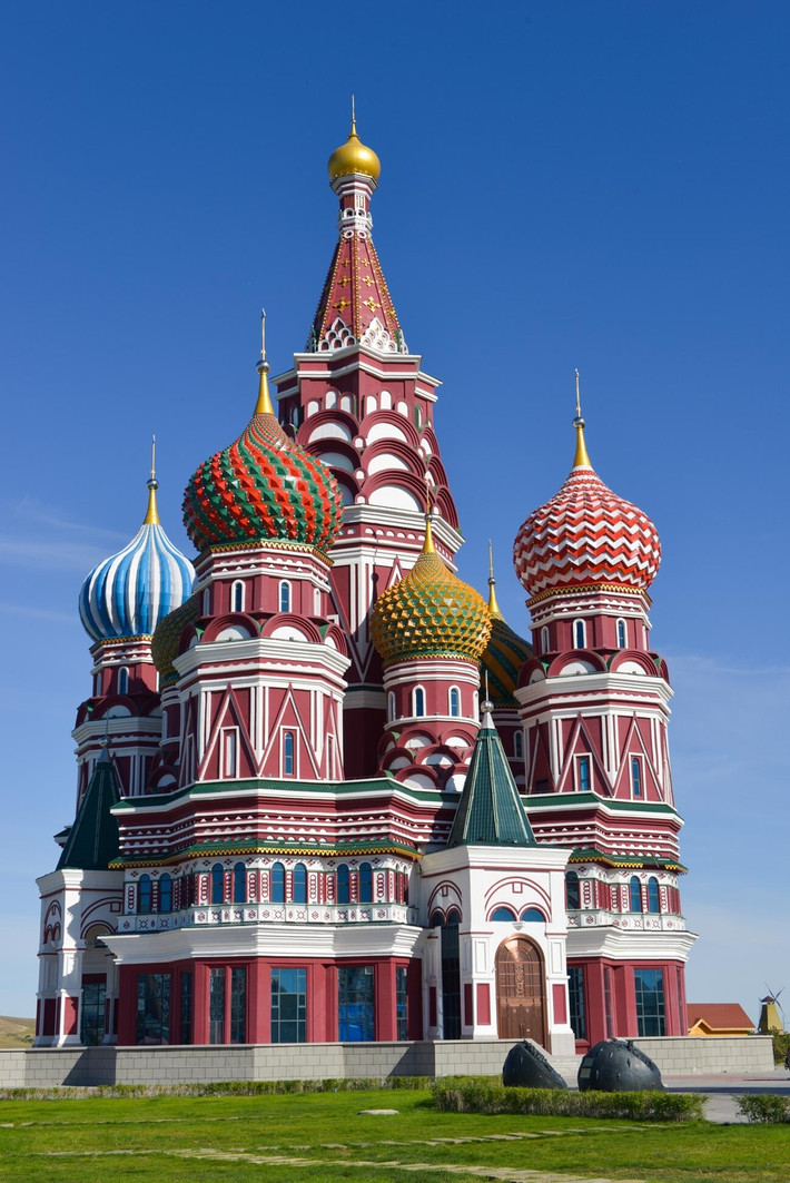 Bản sao của Nhà thờ Thánh Basil ở Moscow cũng được sử dụng làm bảo tàng khoa học ở Jalainur, Trung Quốc. Ảnh: RBTH.