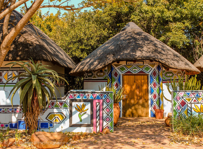 Ndebele là một tộc người sinh sống chủ yếu ở Nam Phi và Zimbabwe. Do cuộc sống bị áp bức trong chiến tranh mà bộ tộc Ndebele đã sáng tạo nên một loại ngôn ngữ mới, đó chính là vẽ những bức tranh tường trừu tượng sặc sỡ.