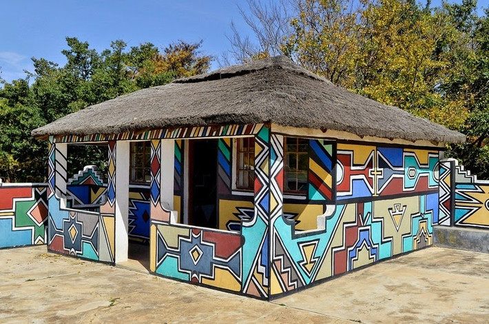 Phụ nữ Ndebele có tài năng trang trí nhà cửa tuyệt vời, với các họa tiết rực rỡ đầy màu sắc, thể hiện cho sự trường tồn và phát triển của dân tộc.