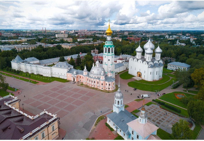2. Tháp chuông của Nhà thờ Saint Sophia ở Vologda: Tháp chuông đầu tiên ở nơi đây được làm bằng gỗ và xuất hiện tại Nhà thờ Saint Sophia vào thế kỷ 16. Sau khi bị lửa thiêu rụi, nhà thờ này đã được xây dựng lại và vẫn có một tháp đồng hồ.