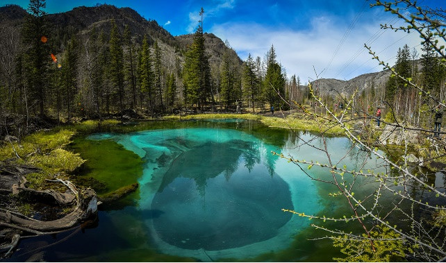 Hồ xanh ở Altai: Hồ Geyser, còn được gọi là Hồ Xanh (Goluboye), nằm ở phía nam của Cộng hòa Altai, gần với làng Aktash. Nó có được màu xanh lam sống động nhờ các mạch nước phun ngầm bắn đất sét xanh lên bề mặt.