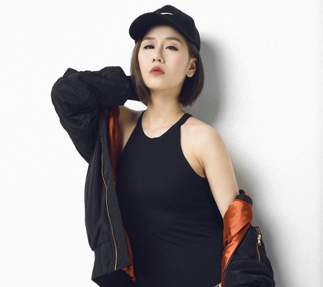 Gần nửa năm sau khi được nhiều người biết đến, DJ Tiên Moon bất ngờ tạm ngưng sự nghiệp để kết hôn với nam ca sĩ Vũ Duy Khánh.