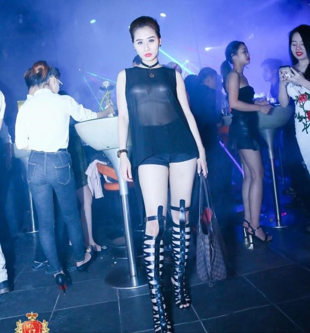 Sau một thời gian lui về hậu trường để tập trung chăm sóc gia đình và con cái, bà xã của ca sĩ Vũ Huy Khánh trở lại với hình ảnh năng động, trẻ trung nhưng không kém phần gợi cảm.