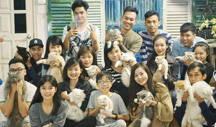 Được biết chủ của chú mèo Hải Phòng đang gây sốt trên mạng này là bạn Lê Quốc Phong (hàng trên, ngoài cùng bên trái). Quốc Phong sinh năm 1993, tại Hải Phòng. Ngoài làm công việc chính liên quan đến lĩnh vực trong Kho, chàng trai 9X còn là trưởng nhóm Hội yêu mèo ở Hải Phòng.
