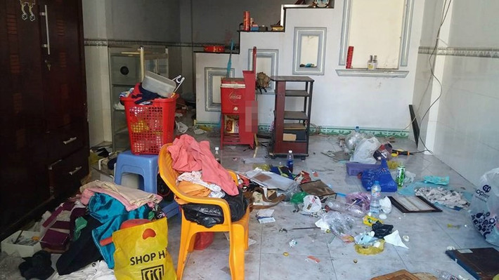 "Lần đầu tiên trong lịch sử cho thuê nhà! Bước vào nhà tao cứ ngỡ tao vào hiện trường vụ án nào đó, nhưng không. Số tao nhọ thật các mày ạ, cho thuê nhà, bà thuê bả đi đâu không về, con gái bả 2k dắt mấy con bồ về nhậu nhẹt, ăn uống các kiểu... Thuốc nó hút rồi nó ngâm như rượu thuốc tận 3 chai to đùng, trái cây nó nổi mốc lên thối kinh khủng, xong nó bán hết đồ có giá trị rồi bốc hơi. Và đây, tao phải nghỉ làm để dọn nhà cho 2 má con nhà nó, rồi lại sửa sang, sơn nhà, rửa nhà lại cho người khác thuê. Các mày có cho thuê nhà cẩn thận nhé!", người cho thuê nhà trong câu chuyện từng gây sốt mạng Việt viết.