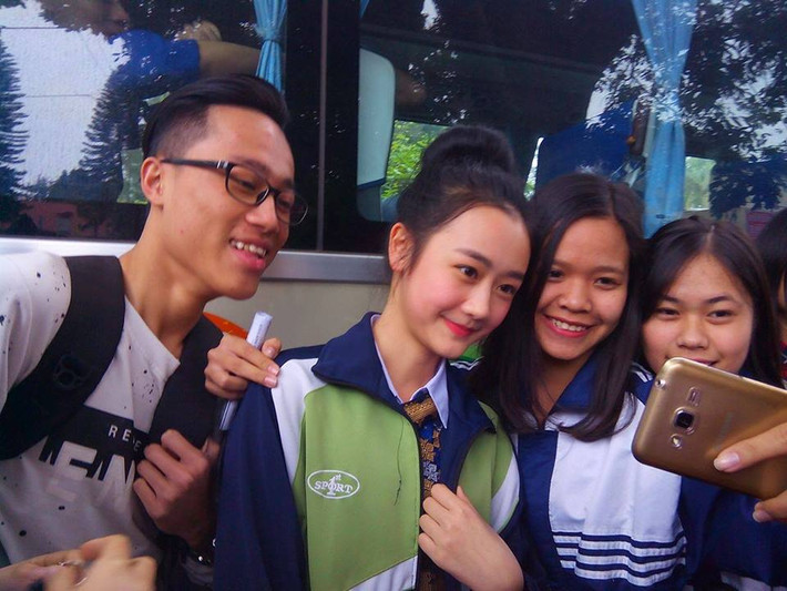 Người chia sẻ ảnh cho biết, bạn nữ trong ảnh là một bạn du học sinh người Lào. Những bức ảnh này được chụp trong buổi ngoại khóa tư vấn tuyển sinh tại trường THPT Hùng Vương, Phú Thọ. Ảnh: Đỗ Thanh Hường. Ảnh: Đỗ Thanh Hường.