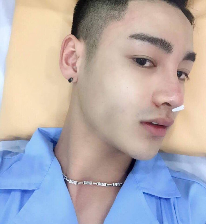 Lần thứ 2 đó là làm mũi. Lần này dũng cảm hơn một ít, đến phòng phẫu thuật đếm được bác sĩ tiêm 25 phát vào quanh mũi, nước mắt chảy vì đau do tiêm thôi và bắt đầu nghe những âm thanh "gột gột" của dao kéo khiến con tim dũng cảm chạy đâu mất tiêu. Lúc này chỉ biết tự an ủi bản thân, cố lên sắp đẹp rồi, cố lên cuối cùng cũng qua.