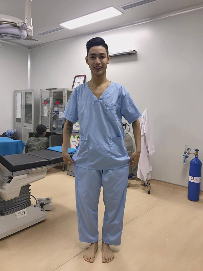 Khả Hiếu kể thêm: "Lần thứ 4 là tiêm gọn hàm: tiêm mỗi bên cơ nhai 3 phát, tiêm rất nhói và buốt và giật giật mỏi hết cả cơ nhai. Về kiêng ăn, nhai đồ cứng, dai. Mất khoảng 1 tháng mặt nhỏ lại thấy cũng ổn.