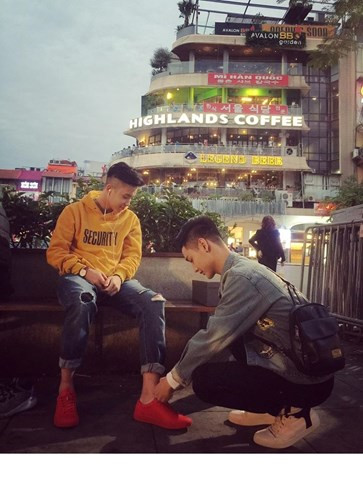 Cư dân mạng chắc hẳn vẫn chưa thể quên những hình ảnh về một màn tỏ tình đồng tính cực lãng mạn tại phố đi bộ ở Hà Nội vào cuối tháng 11/2016. Mặc dù hiện tại cặp đôi này đã "đường ai nấy đi" nhưng chàng trai chủ động tỏ tình có tên Chu Khả Hiếu (SN 1993, ở Hà Nội) vẫn nhận được sự quan tâm của cộng đồng mạng nhờ vẻ ngoài điển trai như hot boy. Ảnh: FBNV.
