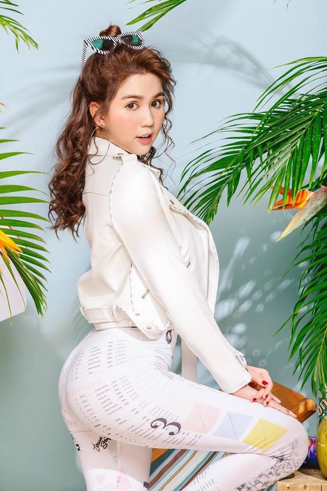 ... mà ngược lại, nhờ kết hợp hợp với trang phục trẻ trung và năng động, người mẫu Ngọc Trinh tạo ra một vẻ đẹp cá tính và khác lạ.