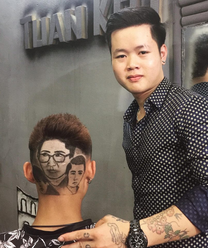 Theo tìm hiểu được biết, chàng thợ cắt tóc xuất hiện trong clip đang gây sốt đó có tên Trương Xuân Tuấn, 27 tuổi, quê Nghệ An, hiện làm việc tại Hà Nội.