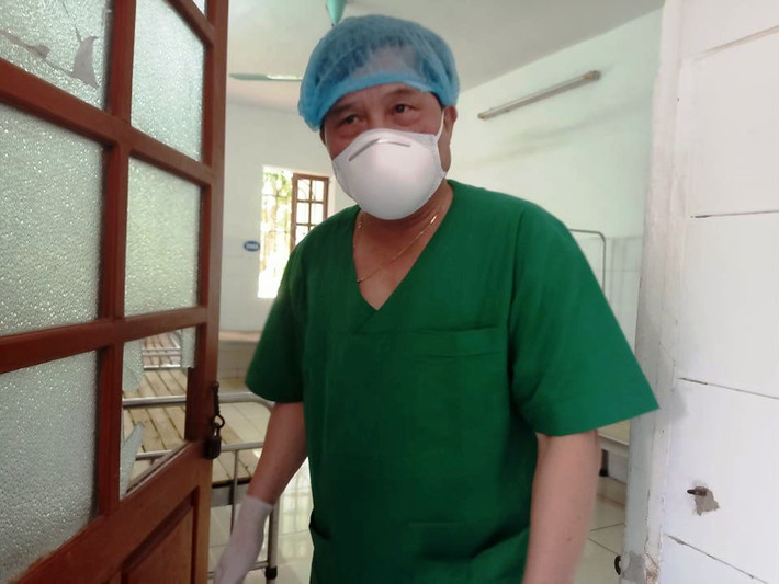 Căn phòng phát hiện sự việc có bệnh nhân mới ra viện và không còn ai. Trước thời điểm xảy ra vụ việc, bệnh viện mở cửa phòng cho lau khử khuẩn. (Ảnh: Giám đốc Trung tâm Y tế TP Chí Linh Hoàng Ngọc Lân trước căn phòng xảy ra vụ việc).