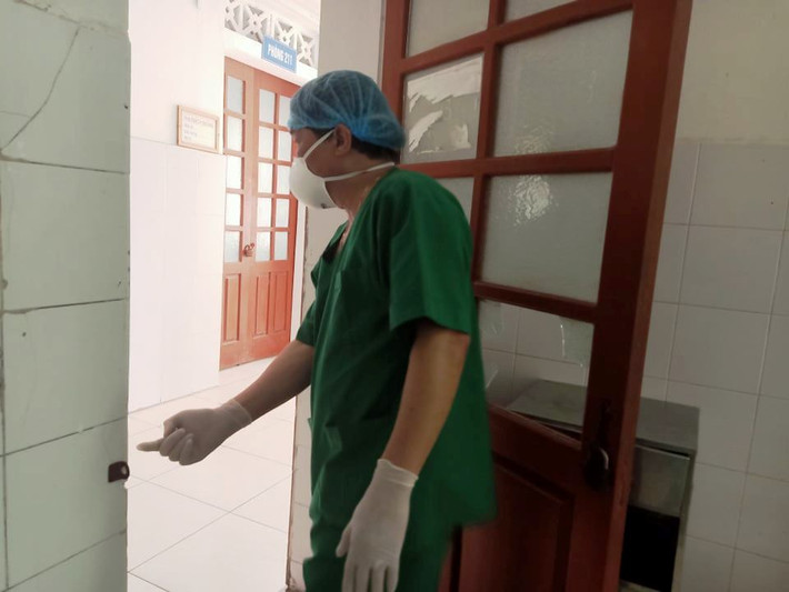 Lãnh đạo Trung tâm Y tế TP Chí Linh cho biết, hai mẹ con chị V.T.B.N. và cháu Đ.B.A.Q. vào viện ngày 28/3 do mắc COVID-19, cháu bé sốt cao. Sau khi điều trị hơn 1 ngày, cháu bé không còn sốt nên được chuyển sang phòng điều trị thể nhẹ.