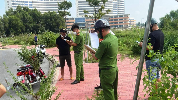 Diễn biến mới vụ thi thể trẻ sơ sinh bị đốt ở Bình Dương: Ngày 2/9, Công an tỉnh Bình Dương cho biết, lực lượng chức năng đang điều tra, xác định đối tượng đốt thi thể trẻ sơ sinh ở phường Định Hòa, TP Thủ Dầu Một. Thi thể được phát hiện sáng cùng ngày tại một đoạn đường mới mở nằm trong khu vực dự án Bệnh viện đa khoa tỉnh Bình Dương. Bước đầu cảnh sát nhận định không phải vụ án mạng. Thi thể bị đốt nặng khoảng 1kg, có khả năng sinh non không sống được. Do không có điều kiện chôn cất, hỏa táng, người thân đã đốt xác. (Ảnh: VOV)