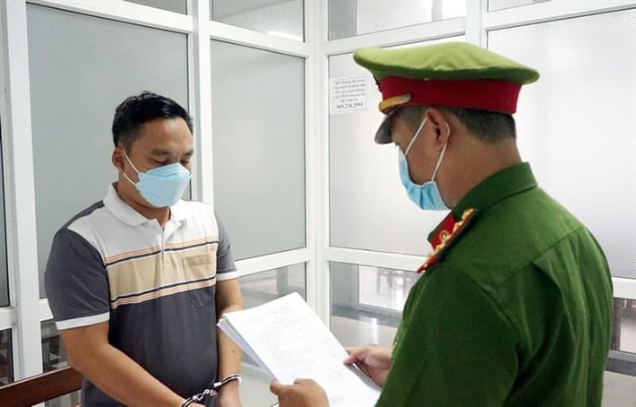 Bắt giam nhân viên tín dụng lừa 7 tỷ đồng: Ngày 2/9, Cơ quan Cảnh sát điều tra - CATP Đà Nẵng thông tin, đã quyết định khởi tố bị can, bắt tạm giam đối với Nguyễn Thanh Quang (SN 1982, trú phường Hòa Khánh Bắc, quận Liên Chiểu) về hành vi “Lừa đảo chiếm đoạt tài sản”. Quang từng làm nhân viên tín dụng của Ngân hàng Bản Việt (Viet Capital Bank) - Chi nhánh Đà Nẵng. Quang đã lừa của a L (SN 1988, trú quận Sơn Trà) việc đang giải quyết hồ sơ vay vốn 25 tỷ đồng cho bà K. - Giám đốc Công ty V. theo yêu cầu của lãnh đạo và vay của anh L số tiền 7 tỷ đồng, sau đó nghỉ việc và bỏ trốn.