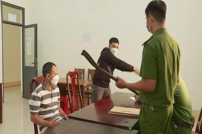 Hai bố con chém người tới tấp sau va chạm giao thông: Ngày 2/9, Công an tỉnh Đắk Lắk đã thi hành quyết định khởi tố bị can, bắt tạm giam Nguyễn Tuấn Hào (47 tuổi) và con trai Nguyễn Hoàng Gia Bảo (23 tuổi, cùng trú phường Thắng Lợi, TP.Buôn Ma Thuột) để điều tra về tội “Giết người”, theo quy định tại Điều 123 BLHS. Ngày 22/4, Hào va cham giao thông với anh T. Đ. L. (29 tuổi, trú tại TP Buôn Ma Thuột) trên đường Hoàng Diệu, TP Buôn Ma Thuột, sau đó xảy ra cãi vã. Anh L đấm vào mặt Hào. Chiều cùng ngày, Hào cùng con trai đi tìm L để đánh. Bảo đã dùng dao chém L gây đa chấn thương, tỷ lệ thương tích 8%.