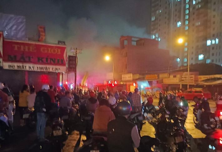 Nhiều người dân bàng hoàng khi vụ cháy xảy ra.
