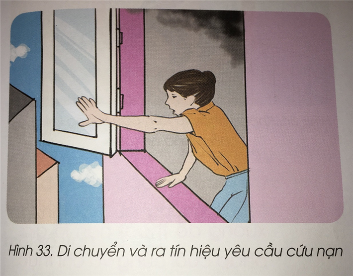 Trường hợp nếu cửa chính ra vào căn hộ và hành lang dẫn đến buồng thang thoát nạn đều bị khói lửa bao trùm, mọi người không thể thoát ra khỏi phòng, thì nhanh chóng đóng cửa và có các biện pháp ngăn khói, lửa lan truyền vào căn hộ. Sử dụng điện thoại nhanh chóng gọi cho lực lượng Cảnh sát phòng cháy, chữa cháy và cứu nạn, cứu hộ theo số 114 để kịp thời đến cứu nạn; di chuyển ra vị trí cửa sổ, ban công hô to và dùng áo, khăn hoặc vật sáng màu để vẫy gọi mọi người biết vị trí mình đang bị nạn;