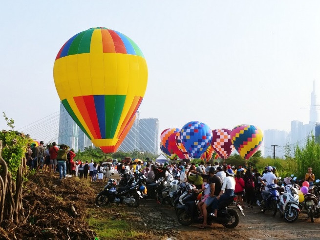 Nhiều người dân rất hào hứng chiêm ngưỡng lá cờ Tổ quốc trong một ngày ý nghĩa. (Ảnh: HaNoiTV)