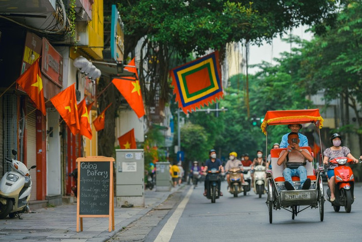 Hà Nội đẹp lạ thường trong ngày Quốc khánh 2/9. Sáng 2/9, khác với nhiều địa phương khác, trong không khí thiêng liêng của ngày Tết độc lập, thủ đô Hà Nội trở nên thật bình yên khi các con phố không còn cảnh người, xe tấp nập. (Ảnh: GD&TĐ)