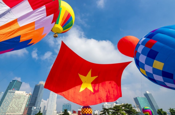 Đây là lần đầu tiên thành phố HCM tổ chức kéo đại kỳ lớn lên nền trời chào mừng ngày Quốc khánh 2/9. Một hoạt động đặc biệt trong khuôn khổ Lễ hội "Tết Độc lập" tại TP HCM, nhằm kỷ niệm 77 năm Ngày Cách mạng tháng Tám (19/8/1945 - 19/8/2022); kỷ niệm Ngày Quốc khánh (2/9/1945 - 2/9/2022) và kỷ niệm 77 năm Ngày Sài Gòn khởi nghĩa giành chính quyền (25/8/1945 - 25/8/2022). Ngay sau đó, hoạt động dù lượn và thể thao trên sông được tổ chức hai bên bờ đầu hầm vượt sông Sài Gòn và bến Bạch Đằng. (Ảnh: Báo Tin tức).