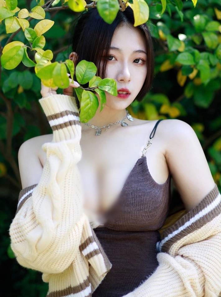 Hot girl siêu vòng 1 Lăng Thần nổi tiếng với gương mặt thanh tú dịu dàng và dáng vóc nóng bỏng, gợi cảm.