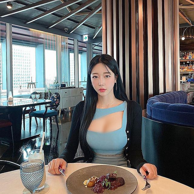 Dường như bộ đồ nào diện trên người của Yuria cũng mang một sức hút khó cưỡng.
