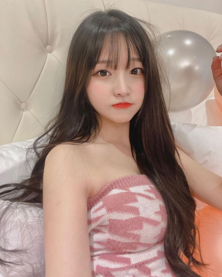 Rất nhiều người cảm thấy Park Min-jung đang muốn rũ bỏ hình ảnh ngây thơ ngọt ngào của mình và chuyển hướng sang hình ảnh gợi cảm, bốc lửa.