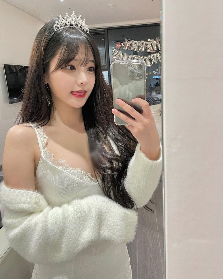 Họ cảm thấy vẻ ngoài trong sáng ngây thơ của Park Min-jung kết hợp cùng dáng vóc gợi cảm, quyến rũ chính là nét độc đáo của hot girl.
