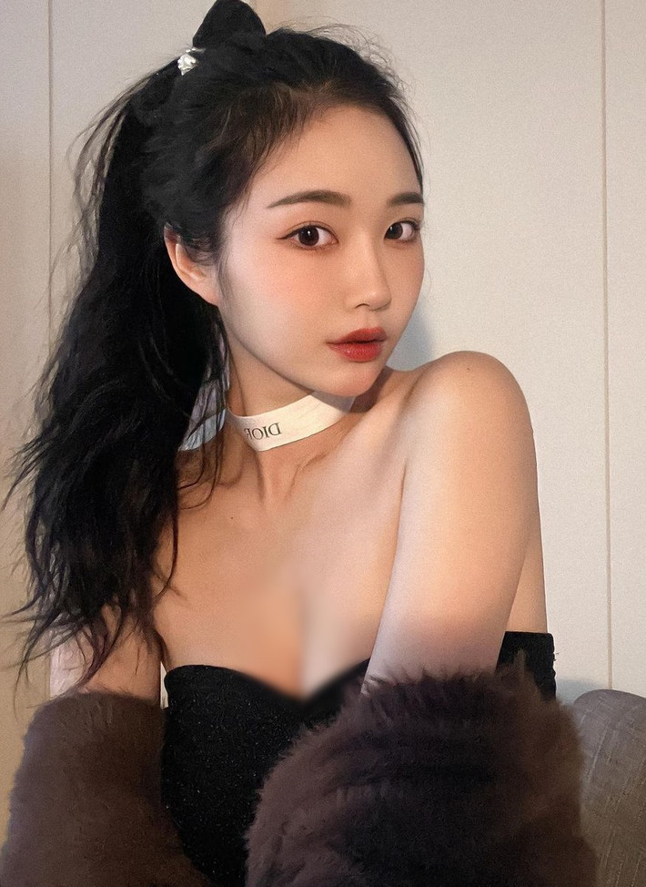 Sở hữu khuôn mặt xinh đẹp bắt mắt và thân hình nóng bỏng, Hoàng Thượng Yến khiến mọi người mê đắm bởi khí chất của mình.