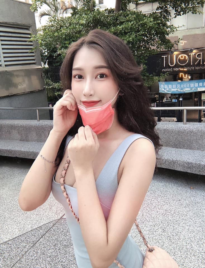 Tuy vậy, gu thời trang của hot girl gợi cảm vẫn được đánh giá là vừa phải, không quá lố bịch, phản cảm.