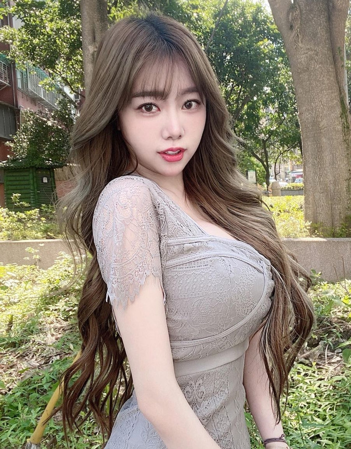 Nữ doanh nhân Lâm Khả Vũ là một trong những hot girl gợi cảm, đa tài nổi tiếng bậc nhất ở Đài Loan. Cô nàng gây ấn tượng cực tốt nhờ có cả tài năng và nhan sắc.
